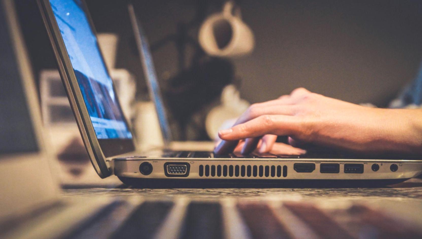 Espacio de trabajo creativo con herramientas financieras